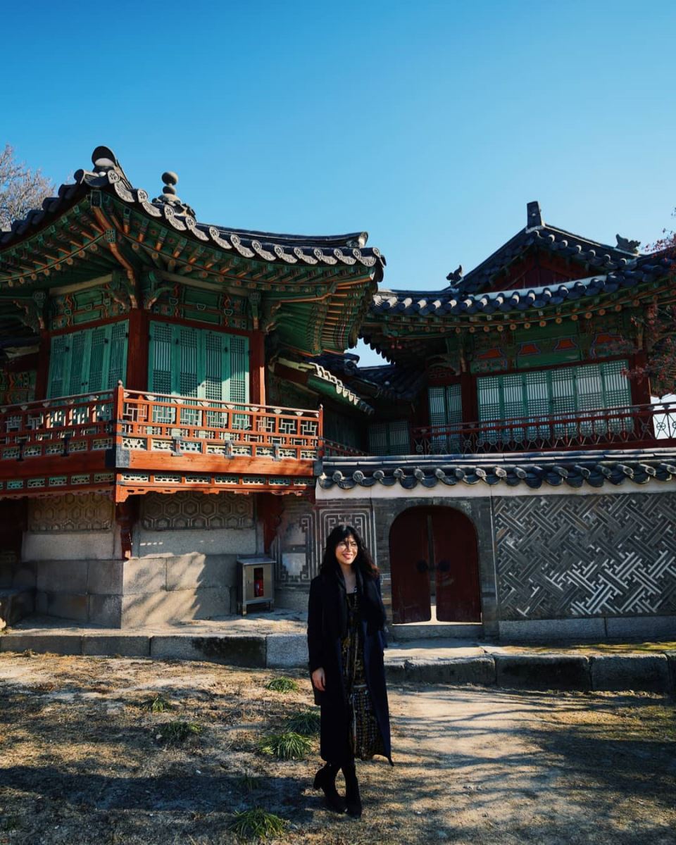 Sâu bên trong dễ dàng thấy được các kiến trúc điện độc đáo, đặc trưng truyền thống của Hàn Quốc