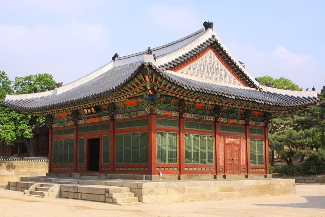 Điện Deokhongjeon, nơi vua đón tiếp đại sứ các nước