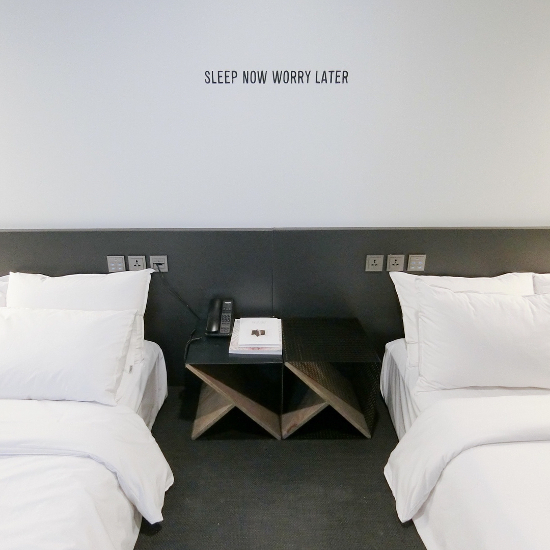 Hotel Cappuccino sử dụng những câu quote chất ngất để trang trí phòng ngủ