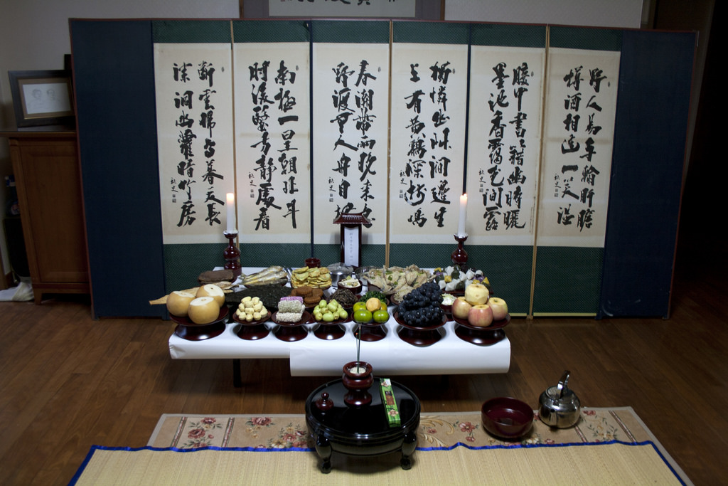 Một bàn cúng tổ tiên trong ngày lễ Chuseok của người Hàn Quốc