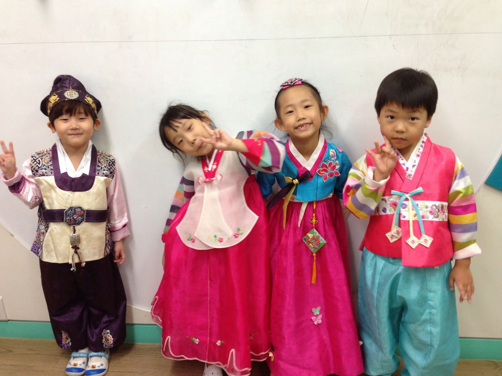 Các em nhỏ được mặc trang phục "hanbok" truyền thống vào ngày lễ Chuseok