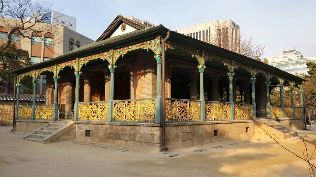 Lầu Jeonggwanheon, lầu được thiết kế giữa nét kiến trúc truyền thống và hiện đại