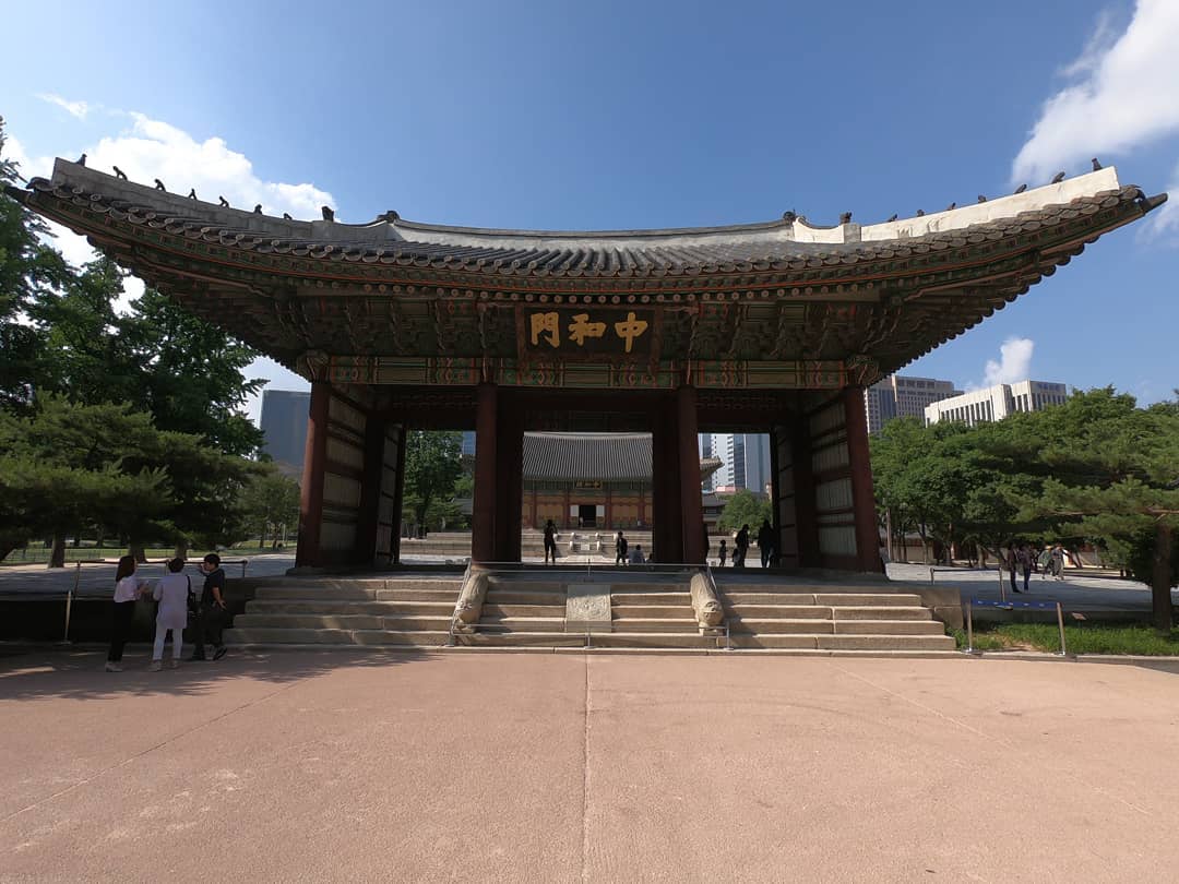 Cổng Junghwamun - cổng chính tới điện Junghwajeon
