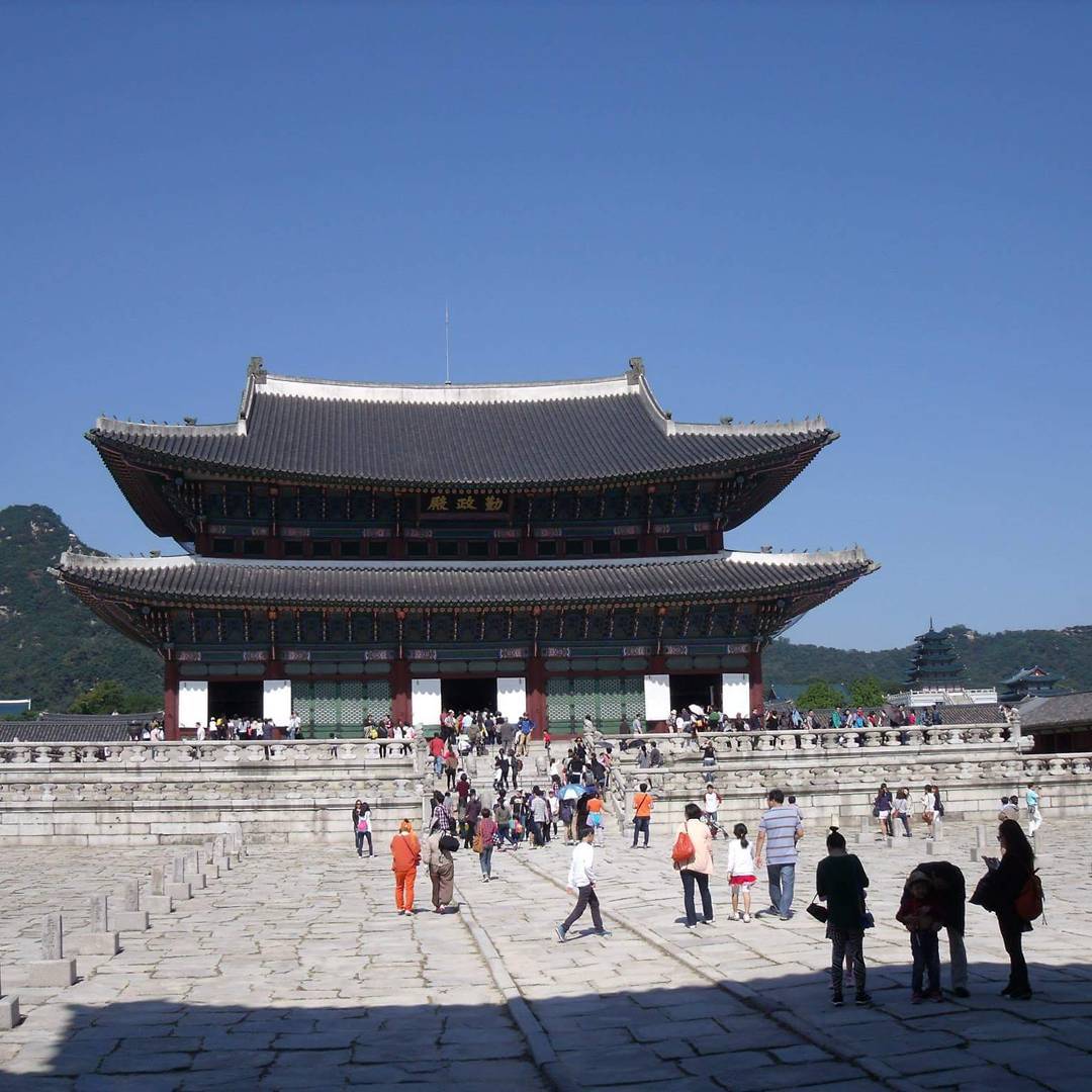 Cung điện  Gyeongbokgung là cung điện có diện tích lớn nhất Seoul