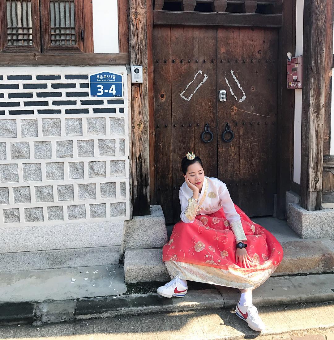 Bạn nữ phối áo "hanbok" cùng giày thể thao nike rất đẹp, khỏe khoắn