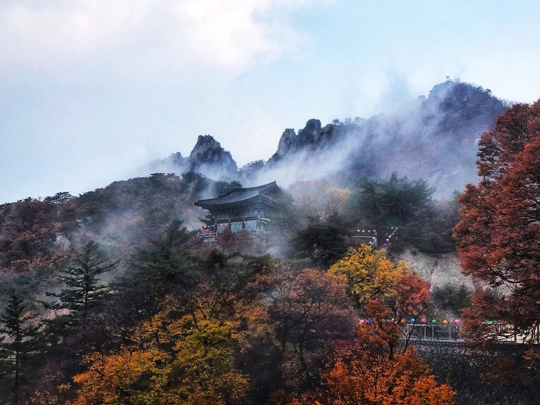 Hay ngọn  núi Dobongsan phong cảnh lá vàng thơ mộng không kém
