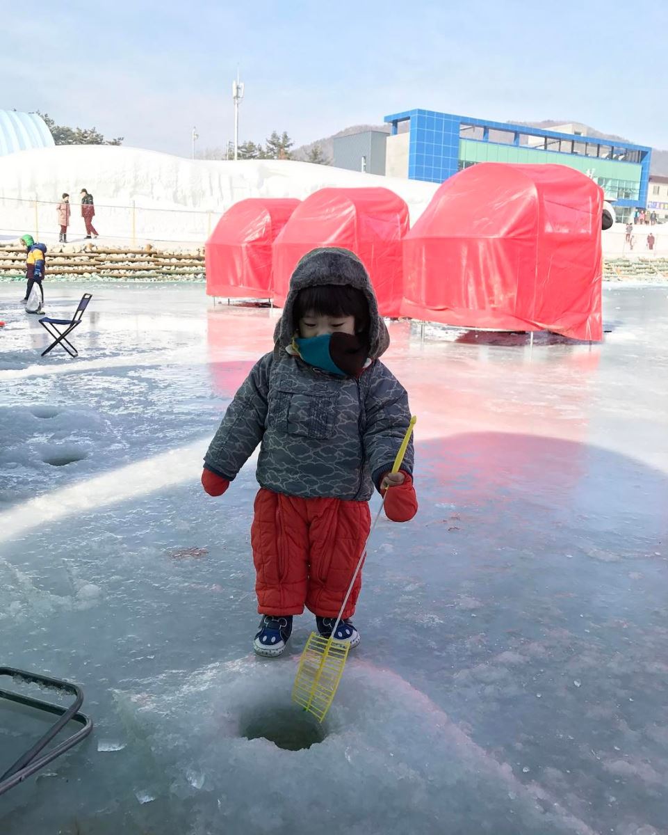Em bé cũng muốn câu cá hồi mùa đông, một lễ hội nổi tiếng trong tháng 2 ở Hàn Quốc