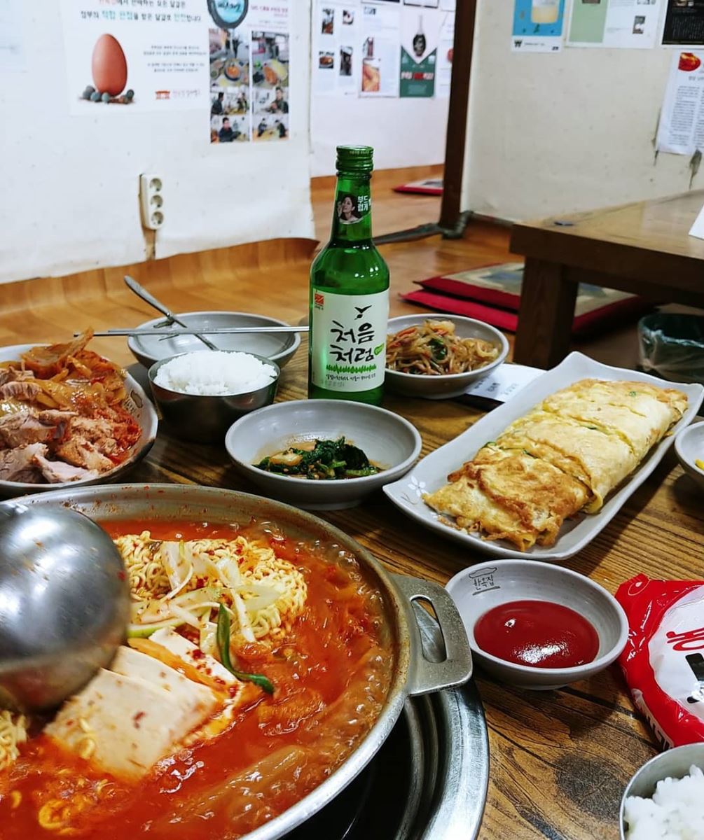 Canh hầm kimchi, thịt heo luộc ăn kèm kimchi
