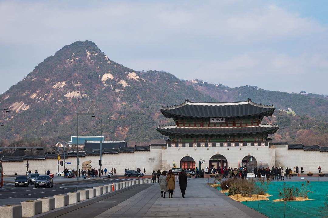 Bên ngoài cổng chính cung điện Gyeongbokgung