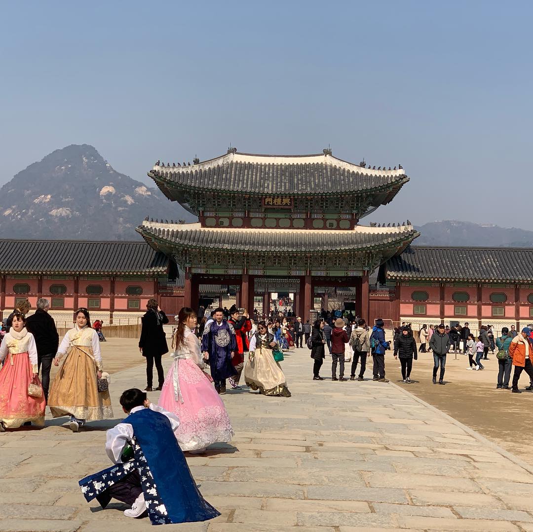 Nhớ mặc trang phục hanbok truyền thống, bạn sẽ được miễn phí vé vào cửa