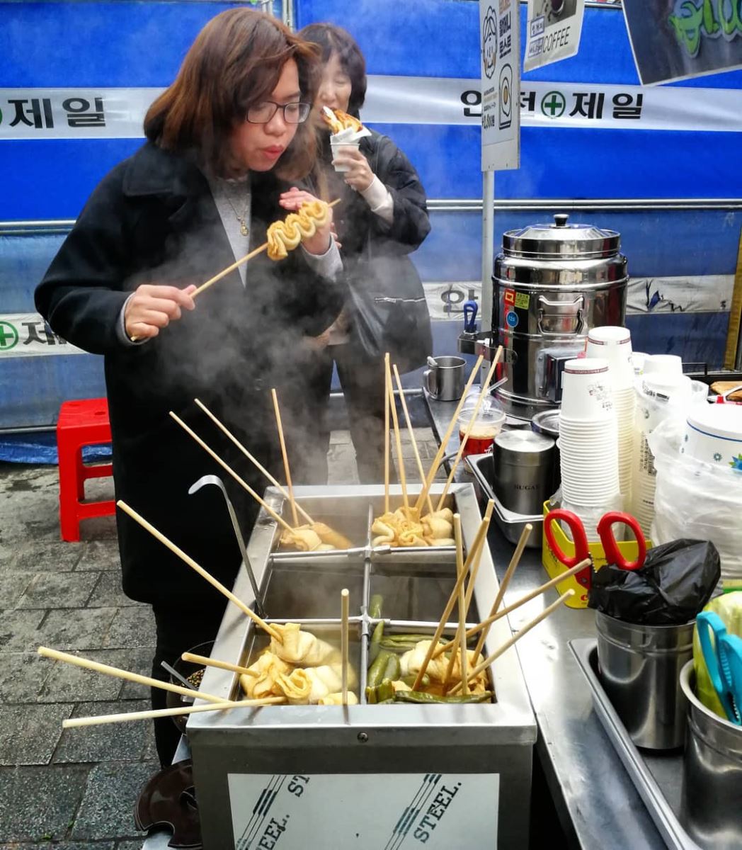 Mọi người thưởng thức các món ăn Hàn Quốc đặc trưng như chả cá, bánh gạo,...